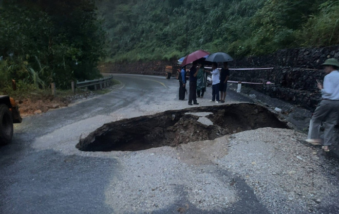 在太原省 3B号国道 116+300 公里处出现了一个巨大的天坑,导致这条重要路线陷入瘫痪。图自越通社 vna-potal-thai-nguyen-xuat-hien-ho-sut-lun-tren-quoc-lo-3b-8321743-1.jpg