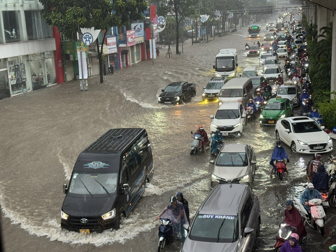 强降雨导致河内市区出现严重积水。图自越通社 vna-potal-mua-lon-tai-ha-noi-nhieu-tuyen-pho-ngap-sau-8321604.jpg