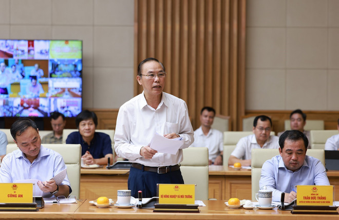 越南农业与环境部副部长冯德进汇报处理海产品非法开采行为的情况。图自越通社 vna-potal-thu-tuong-chu-tri-phien-hop-lan-thu-16-cua-ban-chi-dao-quoc-gia-ve-chong-khai-thac-hai-san-bat-hop-phap-8322933.jpg