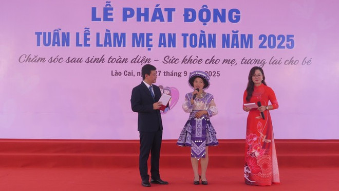 赫蒙族妇女曹氏巴在启动仪式上分享经验。图自越通社 lao-cai3-290925.jpg