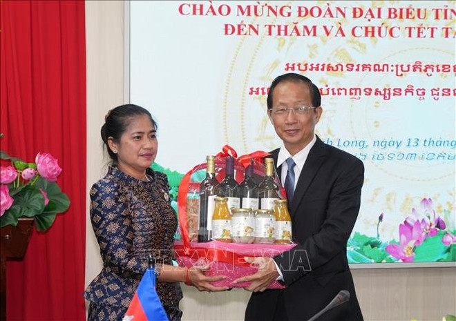 vna-potal-doan-dai-bieu-tinh-banteay-meanchey-campuchia-chuc-tet-tai-tinh-vinh-long-stand.jpg