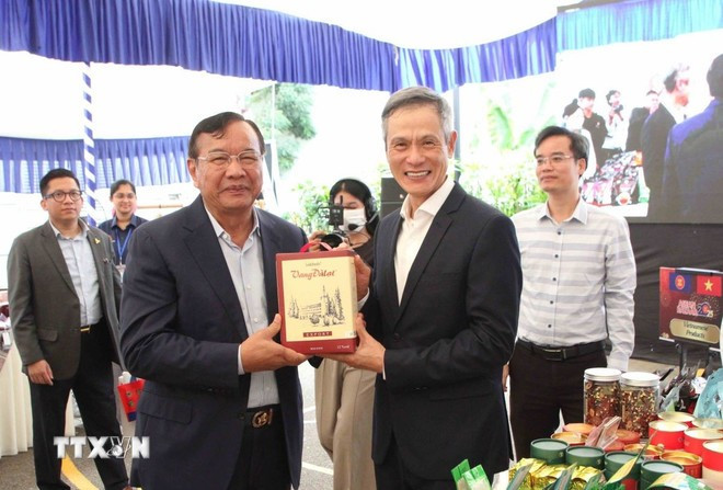 越南驻柬埔寨大使阮明宇(右)和柬埔寨副首相兼外交与国际合作部大臣布拉索昆。图自越通社 hoi-cho-van-hoa-va-am-thuc-bazaar-asean-nam-2025-tai-campuchia-1309-2.jpg