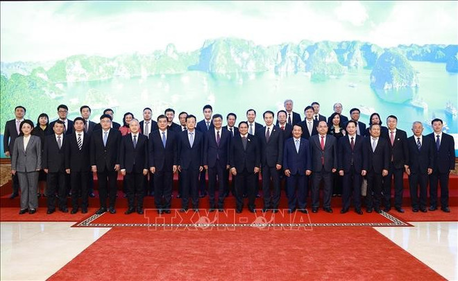 越南政府总理范明政和中国广西壮族自治区党委书记陈刚以及两国代表合影。图自越通社 uuid2b55134d-85e8-4b51-8f38-3e4fa7d97708code001library1type1mode1loctruecaptrue.jpg