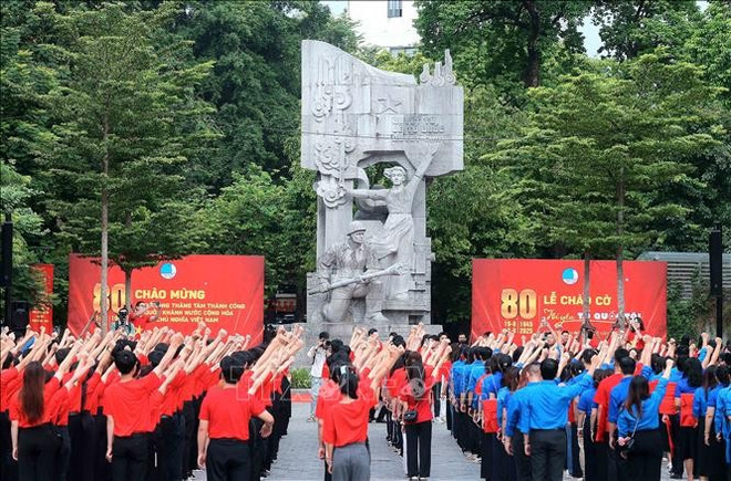 500余名河内首都青年参加由越南青年联合会在万春花园举办的“我爱我祖国”升国旗、向国旗敬礼活动。图自越通社 chao-co7-160825.jpg