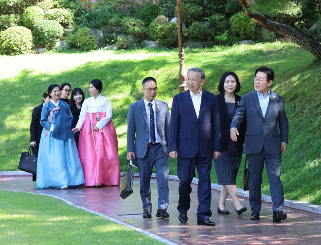 苏林总书记夫妇与韩国总统李在明夫妇一同在青瓦台庭院散步。图自越通社 vna-potal-tong-bi-thu-to-lam-va-phu-nhan-xem-bieu-dien-nghe-thuat-truyen-thong-han-quoc-8204727.jpg