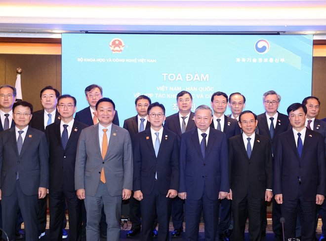 越共中央总书记苏林和出席越南-韩国科技座谈会代表合影。图自越通社 vna-potal-tong-bi-thu-du-toa-dam-ve-hop-tac-khoa-hoc-cong-nghe-viet-nam-han-quoc-8205503.jpg