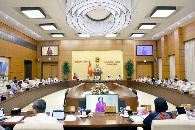 会议场景。图自越通社 vna-potal-ubtv-quoc-hoi-cho-y-kien-ve-luat-hoat-dong-giam-sat-cua-quoc-hoi-va-hdnd-8205921.jpg