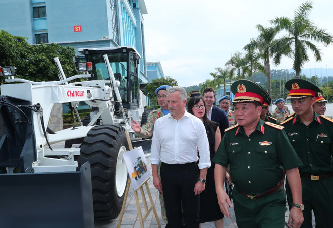 双方代表参观澳方提供的设备。图自越通社 vna-potal-le-ban-giao-vat-tu-trang-thiet-bi-cua-bo-quoc-phong-austraylia-cho-luc-luong-gin-giu-hoa-binh-viet-nam-8206013.jpg