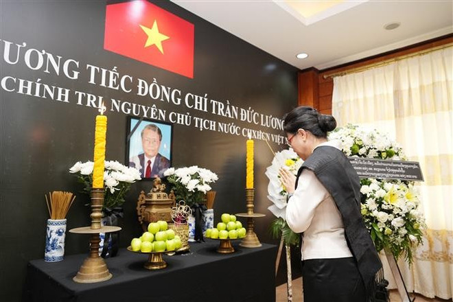 老挝外交部副部长丰萨穆·安拉万(Phongsamuth Anlavan)向陈德良主席上香。图自越通社 vna-potal-dai-su-quan-viet-nam-tai-lao-to-chuc-le-vieng-nguyen-chu-tich-nuoc-tran-duc-luong-8051451.jpg