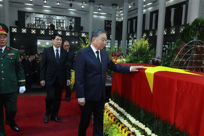 以越共中央总书记苏林为团长的越共中央委员会代表团怀着无限悲痛的心情向陈德良同志表示哀悼 vna-potal-le-quoc-tang-nguyen-chu-tich-nuoc-tran-duc-luong-8050859.jpg