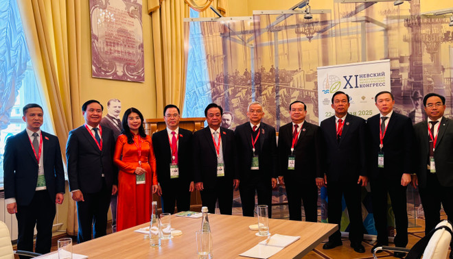 国会副主席黎明欢与老挝国会副主席宋玛·奔舍那(Sommad Pholsena)会晤。图自越通社 vna-potal-viet-nam-dong-gop-tich-cuc-tai-dai-hoi-sinh-thai-quoc-te-nevsky-lan-thu-xi-8051164.jpg