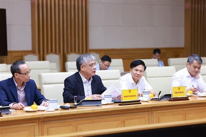 行内专家代表发表讲话。图自越通社 vna-potal-thuong-truc-chinh-phu-lam-viec-ve-tinh-hinh-thi-truong-vang-ngay-245-8051954.jpg