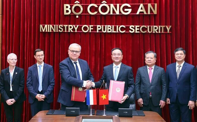 法国赛峰电子与防务公司(Safran Electronic & Defense)与越南青平公司法律合作协议交换仪式。图自越通社 vna-potal-thu-truong-bo-cong-an-pham-the-tung-tiep-bo-truong-ben-canh-bo-truong-bo-noi-vu-cong-hoa-phap-8057399.jpg