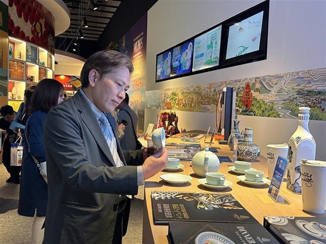 越南陶瓷展位。图自越通社 vna-potal-khai-mac-tuan-le-thuong-hieu-quoc-gia-viet-nam-tai-trien-lam-the-gioi-expo-2025-8055421.jpg