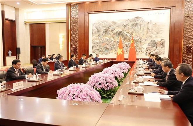 越共中央委员、政府副总理梅文政9月16日在中国南宁会见了中华人民共和国副主席韩正。图自越通社 mvc-2.jpg
