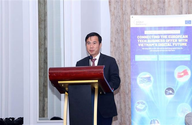 越南科学技术部副部长裴世维在全体会议上发言。图自越通社 vna-potal-thuc-day-co-hoi-hop-tac-giua-viet-nam-va-eu-trong-linh-vuc-dau-tu-so-8351858.jpg