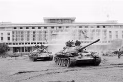 1975年4月30日上午，数百辆坦克、装甲车和步兵从四面八方同时挺进，直逼西贡傀儡政府总统府，解放西贡。图自越通社