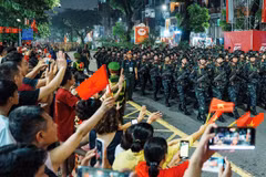 在人民怀抱中行进：A80国家级阅兵预演暖心上演