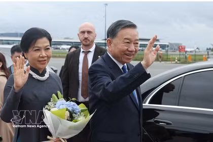 越共中央总书记、国家主席苏林和夫人吴芳璃抵达比利时首都布鲁塞尔，开始对欧盟和比利时进行正式访问。图自 越通社