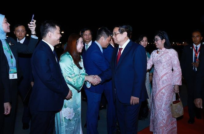 越南驻马来西亚大使馆干部、人员到机场迎接范明政和夫人。图自越通社 vna-potal-thu-tuong-va-phu-nhan-bat-dau-chuyen-tham-chinh-thuc-malaysia-va-tham-du-hoi-nghi-cap-cao-asean-lan-thu-46-8052350.jpg