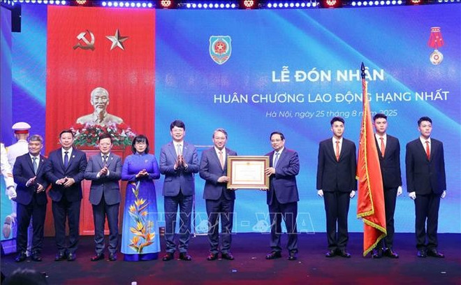 范明政在纪念典礼上代表党和国家向司法部授予一级劳动勋章。图自越通社 tu-phap11.jpg