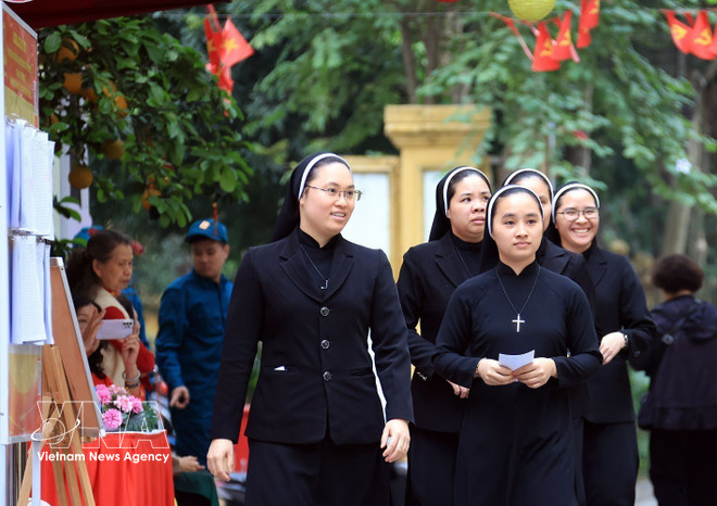 vnanet-potal-dong-bao-cong-giao-ha-noi-han-hoan-trong-ngay-hoi-non-song-8642099.jpg