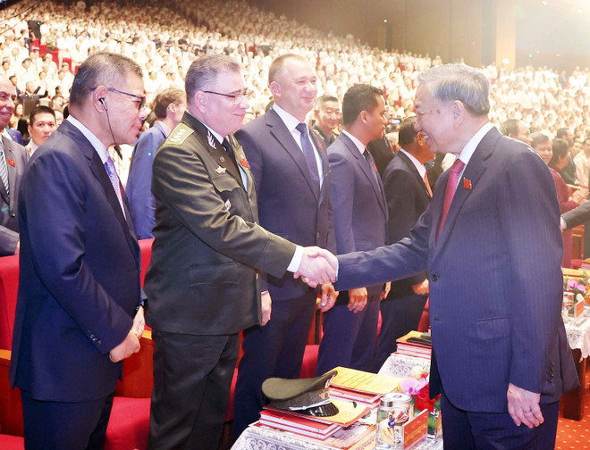 苏林总书记与出席庆典的国际嘉宾。图自越通社 vna-potal-le-ky-niem-80-nam-ngay-truyen-thong-cong-an-nhan-dan-1981945-1982025-va-20-nam-ngay-hoi-toan-dan-bao-ve-an-ninh-to-quoc-1982005-1982025-8216112.jpg