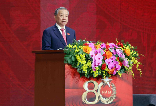 苏林总书记在庆典上发表讲话。图自越通社 vna-potal-lanh-dao-dang-nha-nuoc-du-le-ky-niem-80-nam-ngay-truyen-thong-cong-an-nhan-dan-8216275.jpg