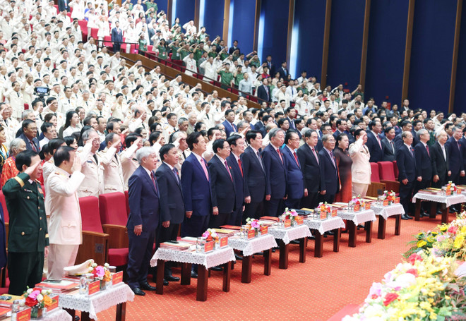 越南历届领导人一同出席活动。图自越通社 vna-potal-lanh-dao-dang-nha-nuoc-du-le-ky-niem-80-nam-ngay-truyen-thong-cong-an-nhan-dan-8216215.jpg