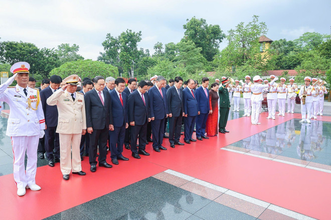 越南党和国家领导人代表团瞻仰胡志明主席陵。图自越通社 vna-potal-lanh-dao-dang-nha-nuoc-vao-lang-vieng-chu-tich-ho-chi-minh-va-dang-huong-tuong-niem-cac-anh-hung-liet-sy-8216090.jpg
