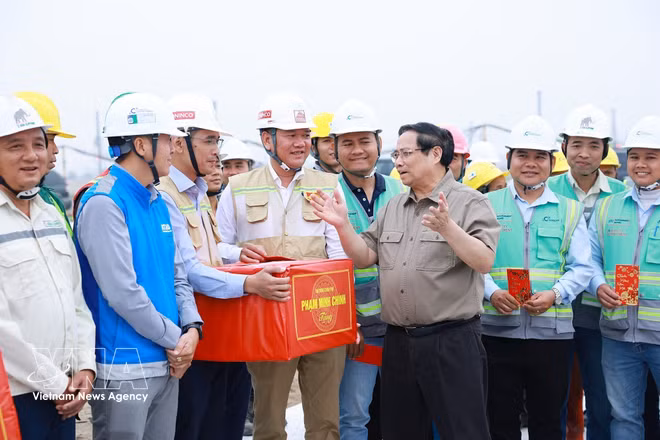 vnanet-potal-thu-tuong-kiem-tra-tien-do-thi-cong-du-an-cang-hang-khong-quoc-te-gia-binh-8626034.jpg