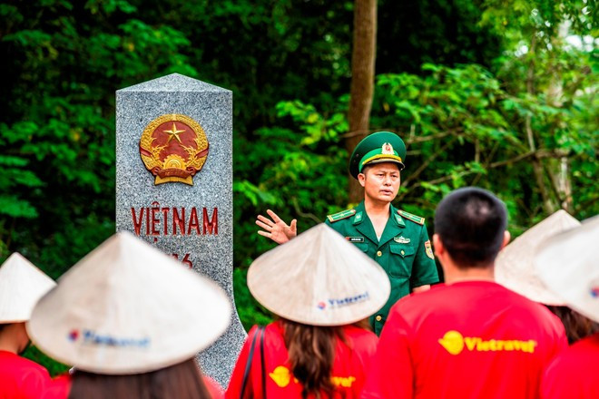 Vietravel旅行社今年7月期间为北部地区的老兵和退伍军人专门安排了免费旅游团。 图自Vietnam+ tour.jpg