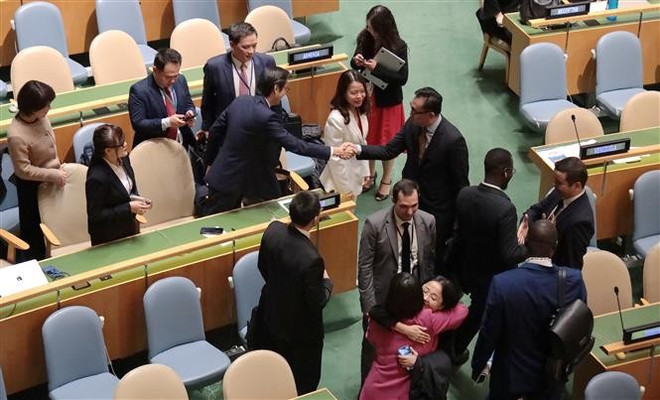 多国代表向越南代表表示祝贺。图自越通社 vna-potal-viet-nam-tai-dac-cu-vao-hoi-dong-nhan-quyen-lhq-nhiem-ky-20262028-8339264.jpg