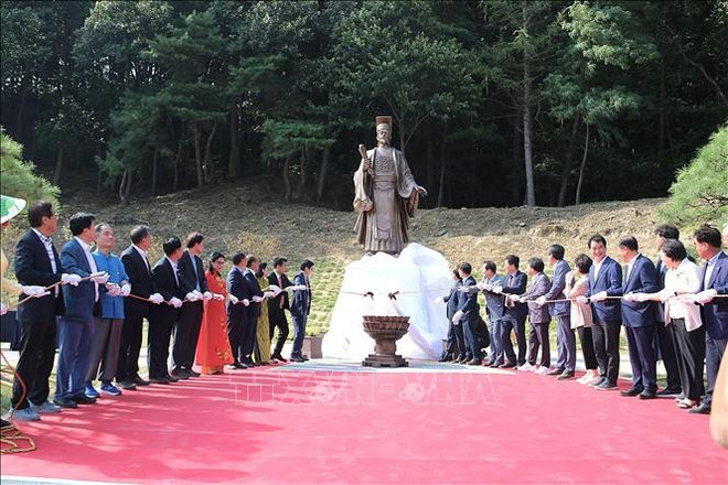 李太祖雕像安放仪式。图自越通社 lang-vn2-250825.jpg