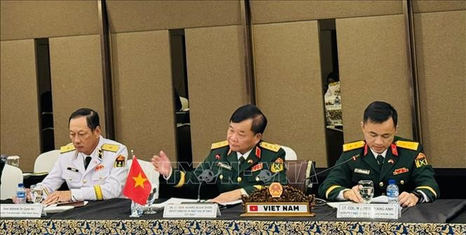 越共中央委员、中央军委常委、国防部副部长黄春战上将发表讲话。图自越通社 vna-potal-doi-thoai-chinh-sach-quoc-phong-viet-nam-indonesia-lan-thu-tu-stand.jpg