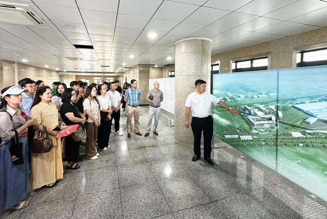 游客参观河内地铁2A号线中央控制中心。图自hanoimoi.vn du-khach.jpg