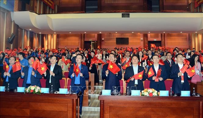 出席活动的两国青年代表。图自越通社 vna-potal-gap-go-huu-nghi-thanh-nien-viet-trung-lan-thu-24-nam-2025-stand.jpg