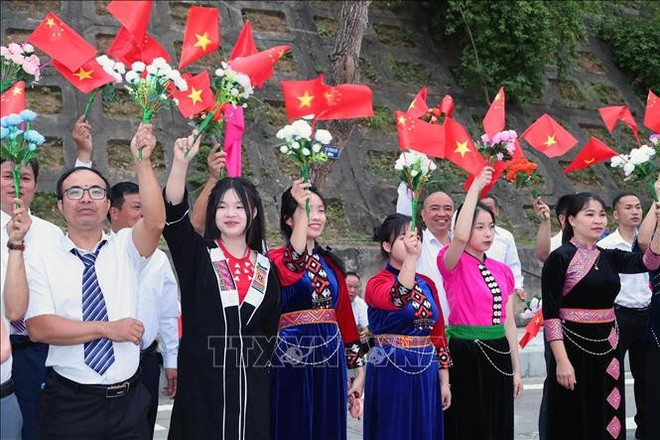 越南谅山省各族人民在友谊国际口岸欢迎应邀来越参加交流活动的中国国防部长董军上将。图自越通社。 vna-potal-giao-luu-huu-nghi-quoc-phong-bien-gioi-viet-nam-trung-quoc-lan-thu-9-sang-174-stand-1.jpg