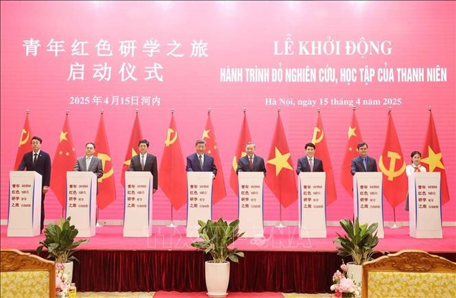 越共中央总书记苏林、国家主席梁强与中共中央总书记、国家主席习近平以及两国代表共同出席“青年红色研学之旅”启动仪式。图自越通社 vna-potal-lanh-dao-dang-nha-nuoc-viet-nam-trung-quoc-du-lien-hoan-giao-luu-huu-nghi-nhan-dan-hai-nuoc-stand.jpg