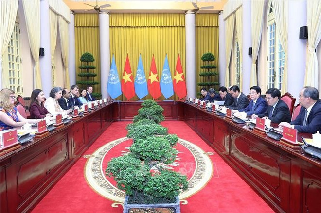 在赴美国纽约出席第80届联合国大会高级别一般性辩论前夕,越南国家主席梁强会见了联合国常驻越南协调员宝琳·塔梅西斯(Pauline Tamesis)以及联合国驻越各机构首席代表。图自越通社 ctn-23.jpg