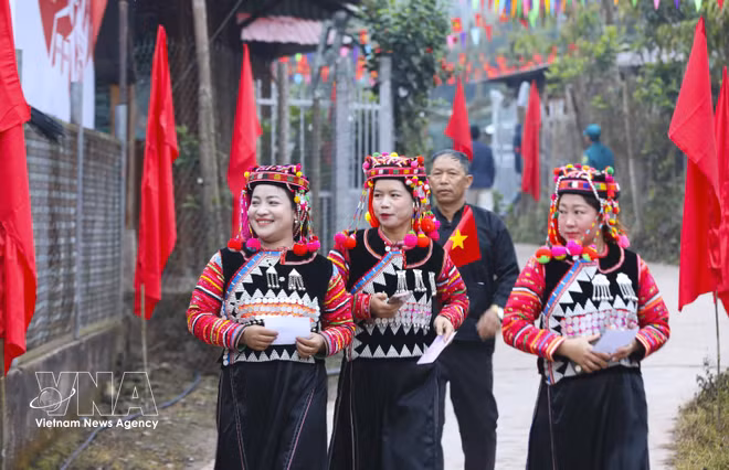 vnanet-ron-rang-ngay-hoi-bau-cu-noi-nga-ba-bien-gioi-sin-thau-8642829.jpg