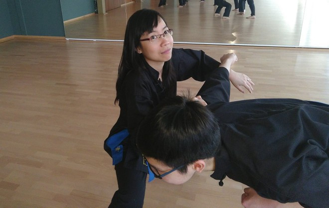 邓氏秋鹃甚至在怀孕九个月时仍练水法。图自Vietnam+ thuyphap9.jpg