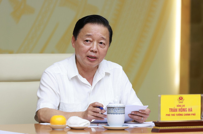 政府副总理、指导委员会副主任陈红河在会议上发表讲话。图自越通社 vna-potal-thu-tuong-chu-tri-phien-hop-lan-thu-16-cua-ban-chi-dao-quoc-gia-ve-chong-khai-thac-hai-san-bat-hop-phap-8322936.jpg