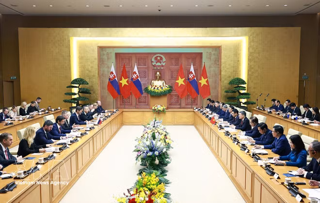 vnanet-potal-thu-tuong-le-minh-hung-hoi-dam-voi-thu-tuong-slovakia-robert-fico-8697529.jpg