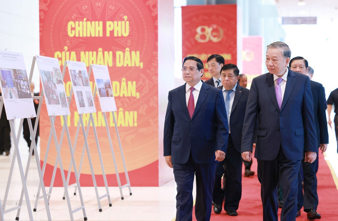 苏林总书记和范明政总理同各位代表一起参观由越通社举办的历届政府活动图片展。图自越通社 vna-potal-tong-bi-thu-to-lam-du-le-ky-niem-80-nam-thanh-lap-chinh-phu-8222224.jpg