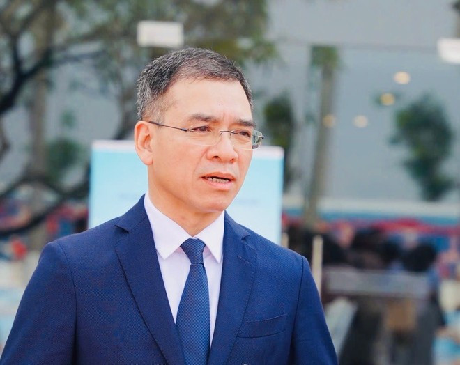 越南卫生部诊疗管理局局长何英德博士接受采访。图自Vietnam+ ong-duc.jpg