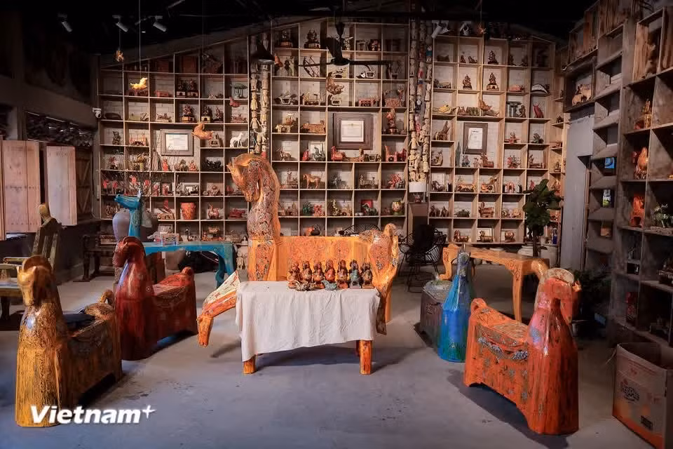 正因如此，阮晋发创作了“八马追风”作品，包括一张马桌和八把马形椅子，这是“荣”系列中规模最大的一套。图自Vietnam+