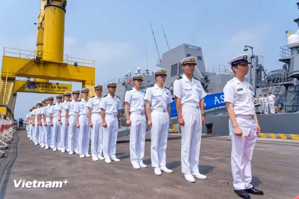 日本军官整齐列队，准备在仙沙港码头举行正式欢迎仪式。图自 Vietnam+