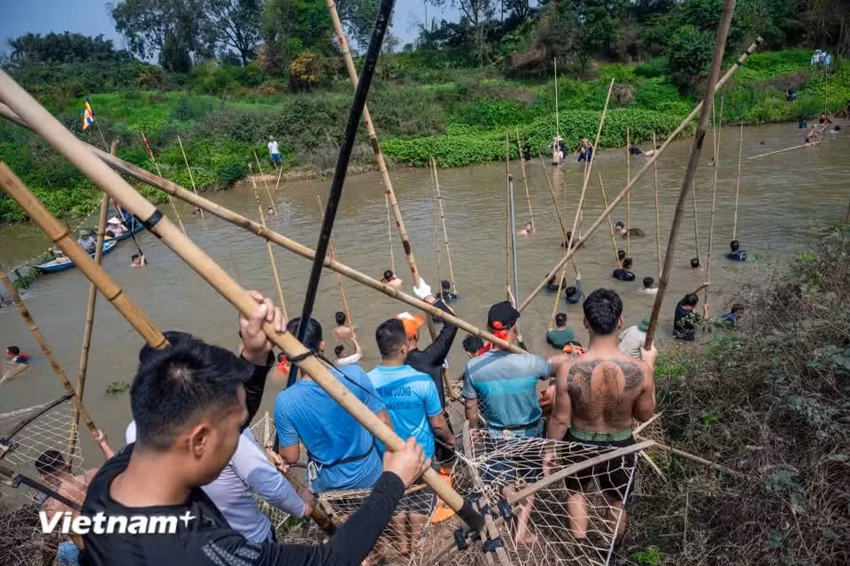 庙会既是歌颂伞圆圣功德的机会，也是广大民众聚集参与传统盛会的场合。图自Vietnam+