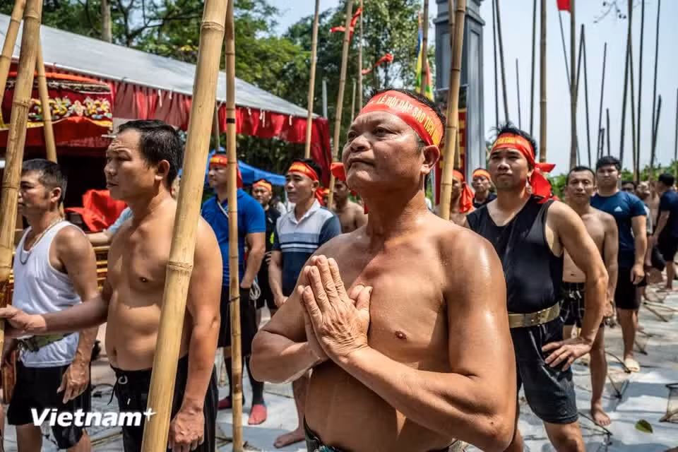 尽管捣竿捕鱼的高峰期常在枯水月份（秋末冬初），但在祥飘，“献鱼”仪式被纳入春季庙会活动之中。图自Vietnam+